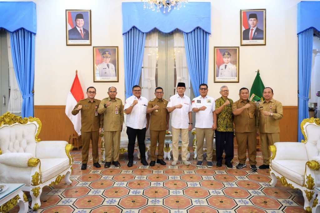 Gubernur Banten Andra Soni dan Ketua YBBN Seno Adjie di Gedung Negara Banten
